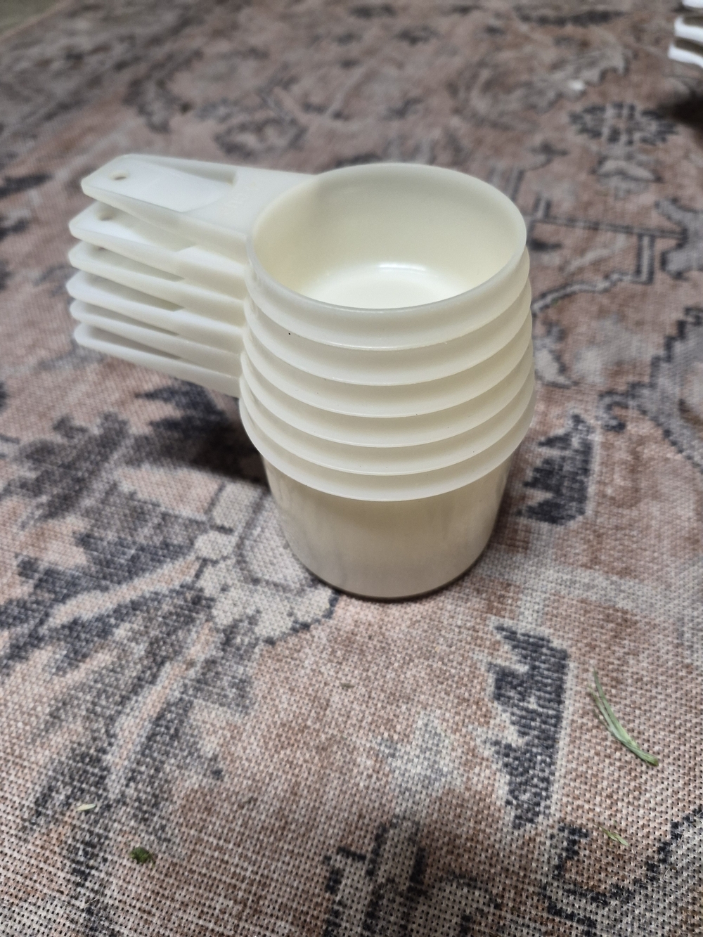 Tupperware white Nesting Measuring Cups Set